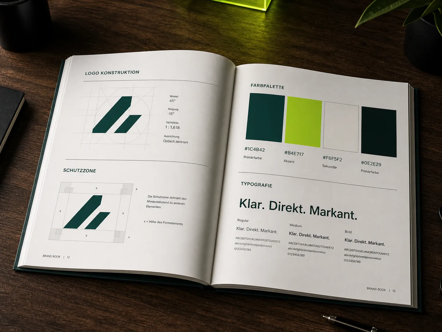 Aufgeschlagenes Markenhandbuch mit Logo-Konstruktion, Farbpalette und Typografie-Regeln